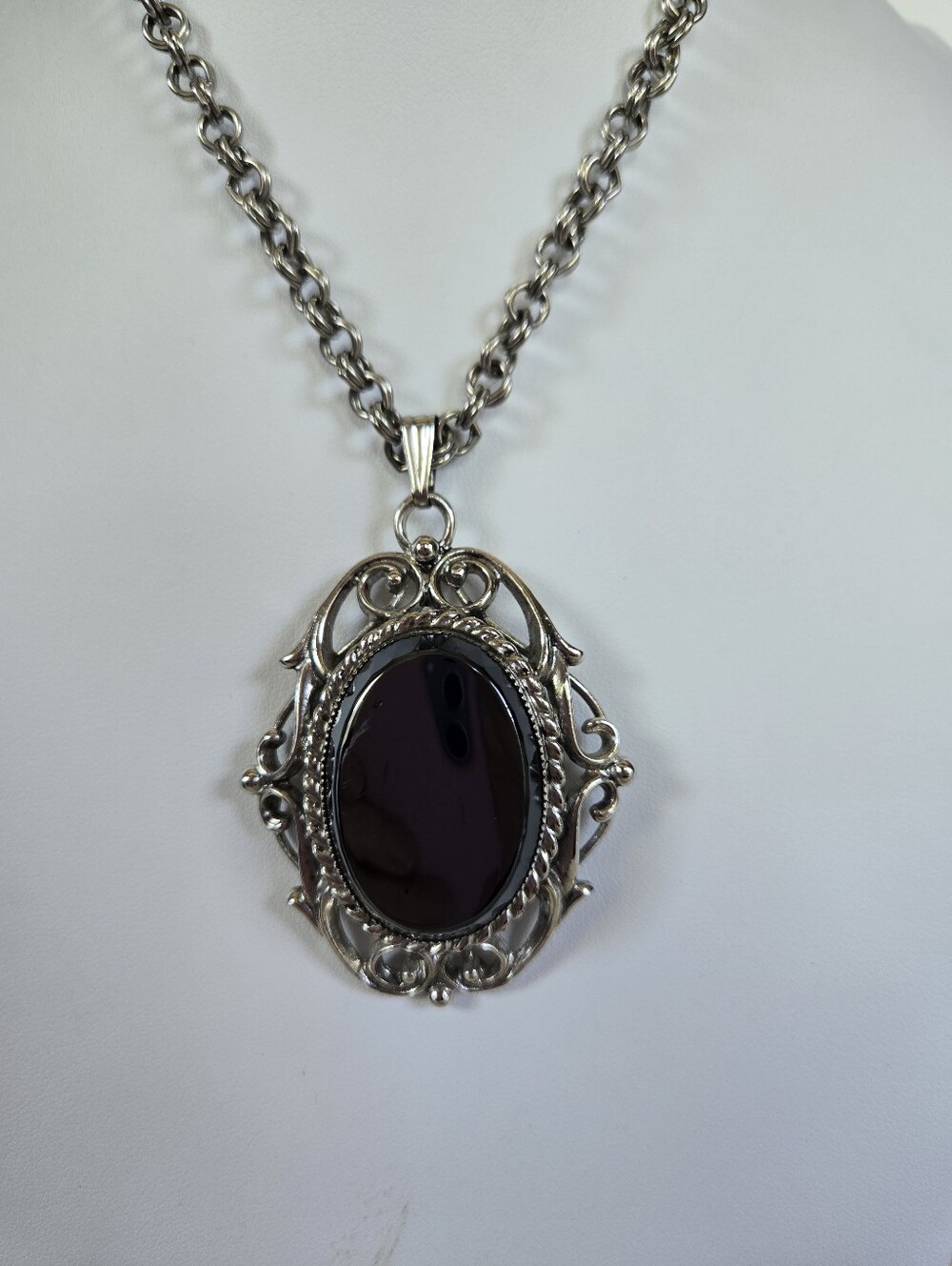 N-110-Vintage Silver Tone Chain Black Oval Cabachon With Ornate Filigree Setting